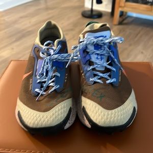 Five pair slightly worn Sneakers. Nike and NB.